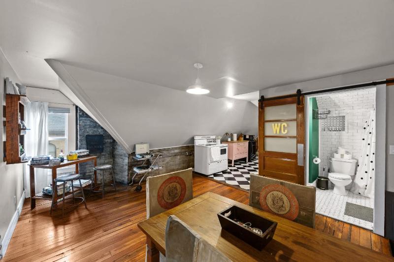 Stylish Home Close to Derby & Bourbon Trail Fun - image 2