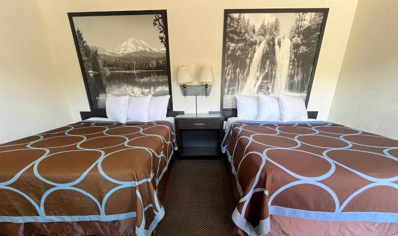 Queen Room with Two Queen Beds - Non-Smoking image 2