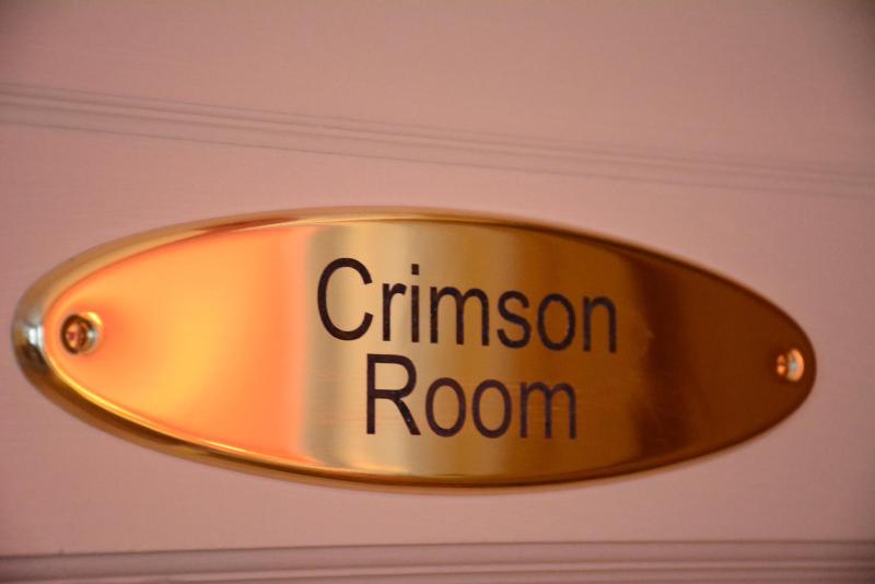 Queen Room (Crimson) image 3