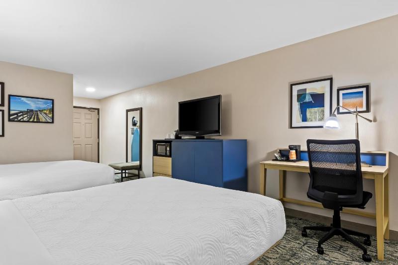 Queen Room with Two Queen Beds - Non-Smoking image 4