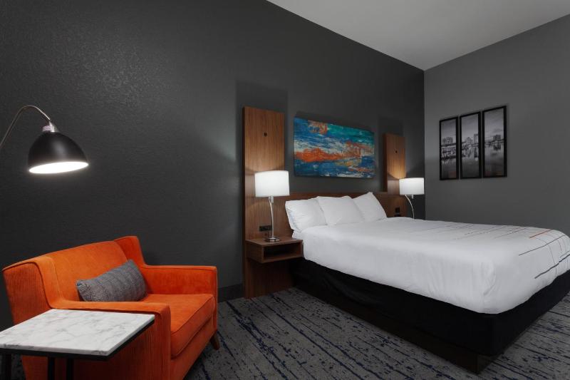Deluxe King Room image 2