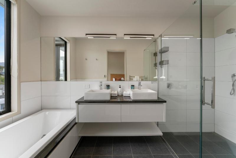 The Moorings Apartment 6 - Close to the Lake! - image 33