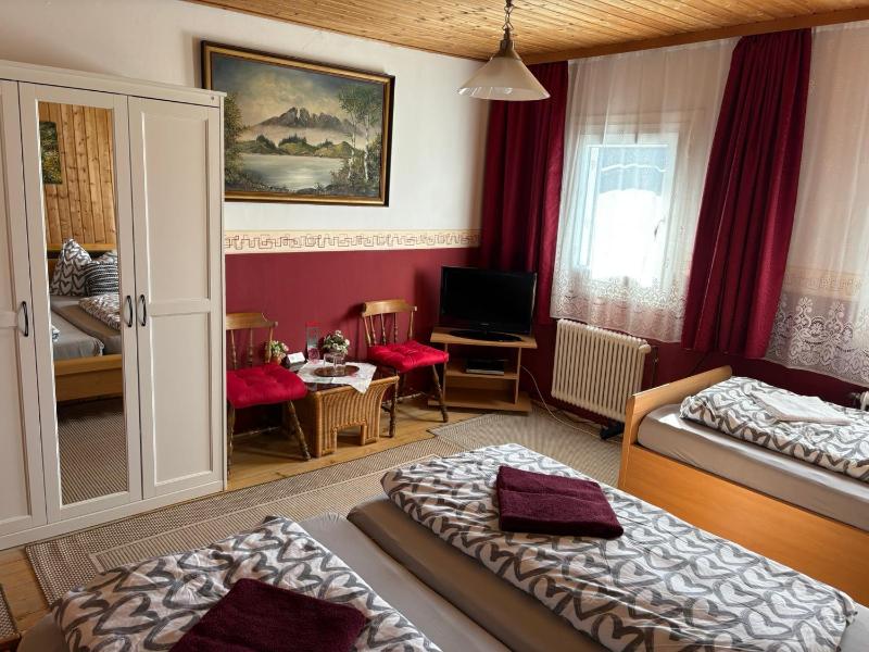 Triple Room with Shared Bathroom image 1
