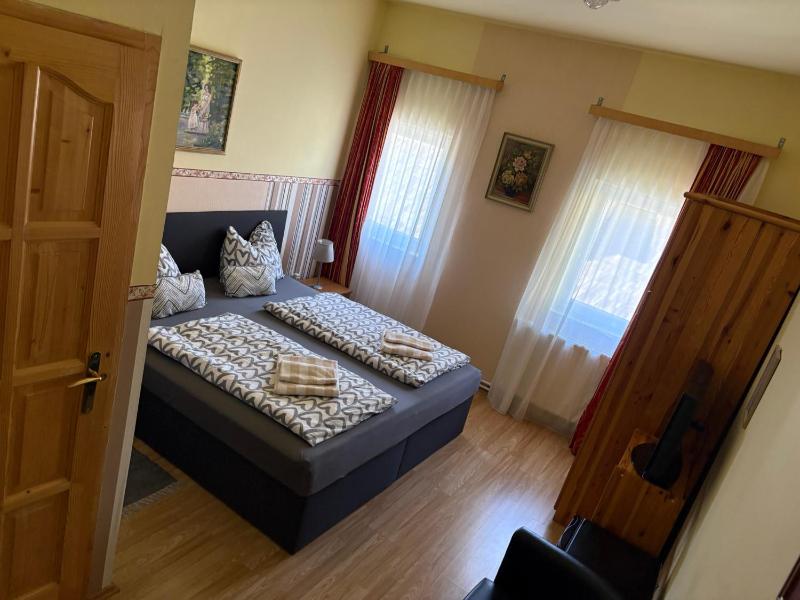 Double Room with Bathroom image 4