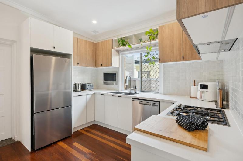 Coastal Charm 2 Bedroom with Space to Move - image 15