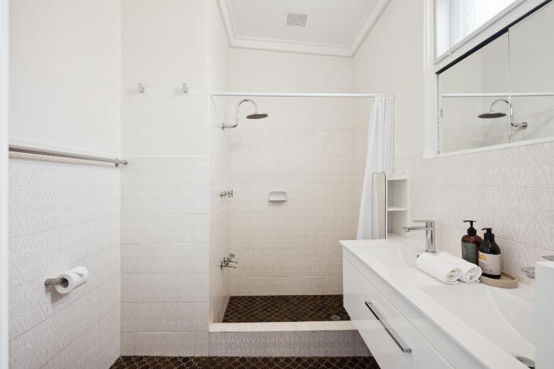 Coastal Charm 2 Bedroom with Space to Move - image 16