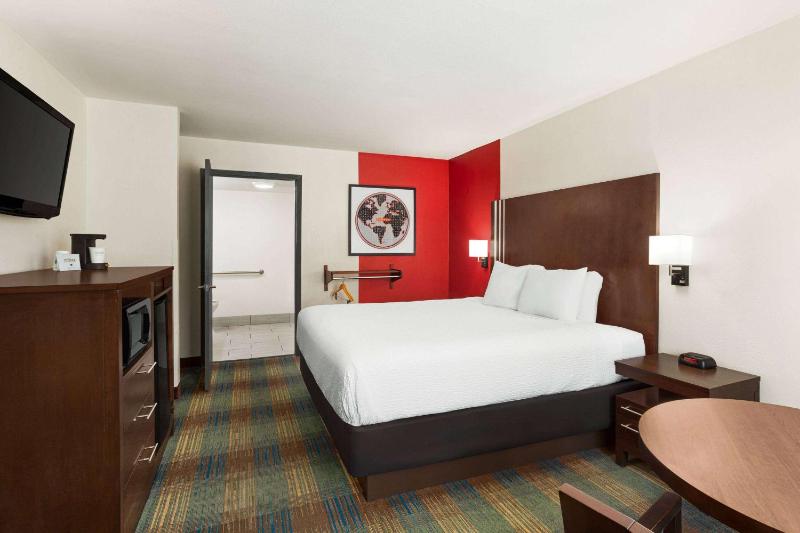 King Room with Bath Tub - Mobility/Hearing Accessible - Non-Smoking image 4