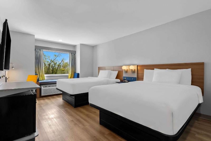 Queen Room with Two Queen Beds - Non-Smoking image 4