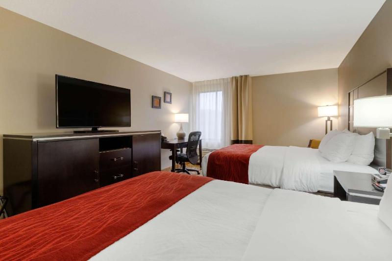 Queen Room with Two Queen Beds - Non-Smoking image 4