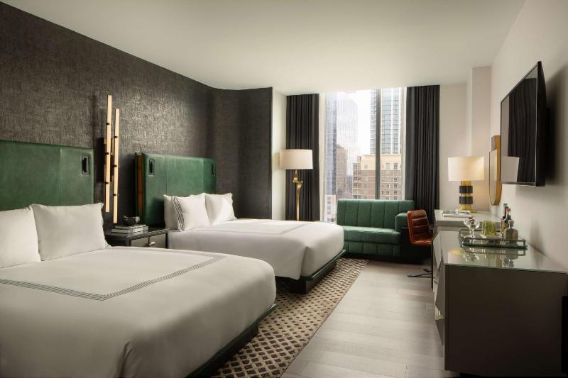 Queen Room with Two Queen Beds and Pool View image 4