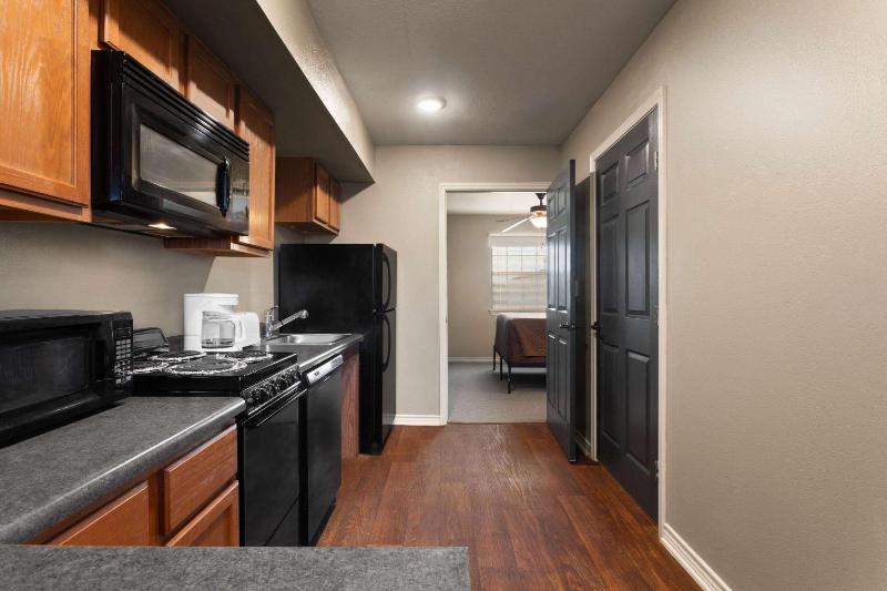 One-Bedroom Queen Suite with Mobility Access and Roll-In Shower, Non-Smoking image 4