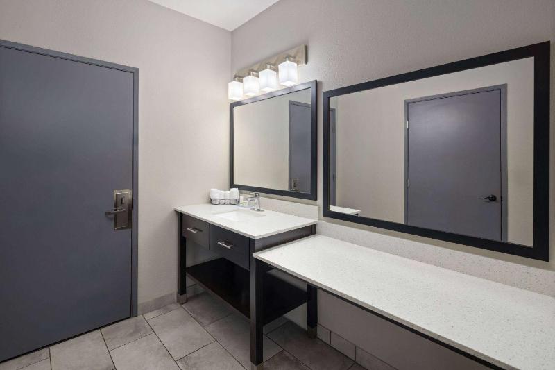 Queen Room with Two Queen Beds, Mobility Access and Bathtub with Grab Bars, Non-Smoking image 1