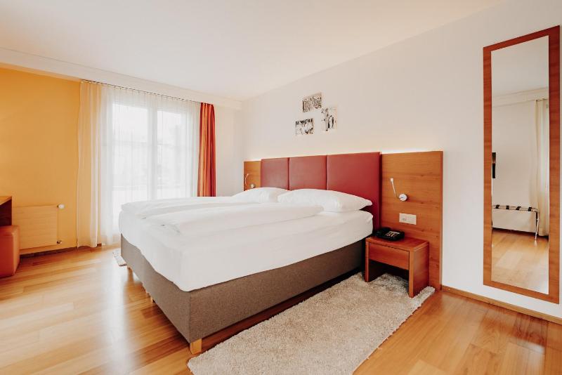 Standard Twin Room with Balcony and Mountain View image 4