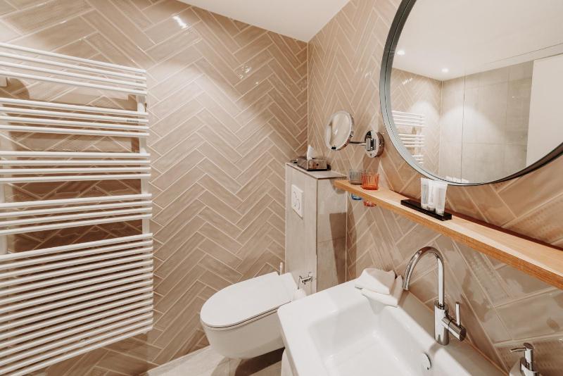 Deluxe Twin Room with Balcony and Mountain View image 4