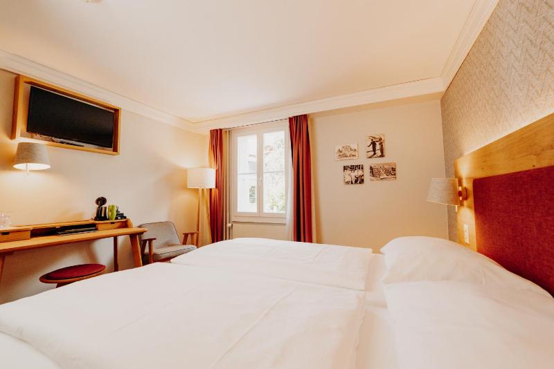 Deluxe Twin Room with Garden View image 4