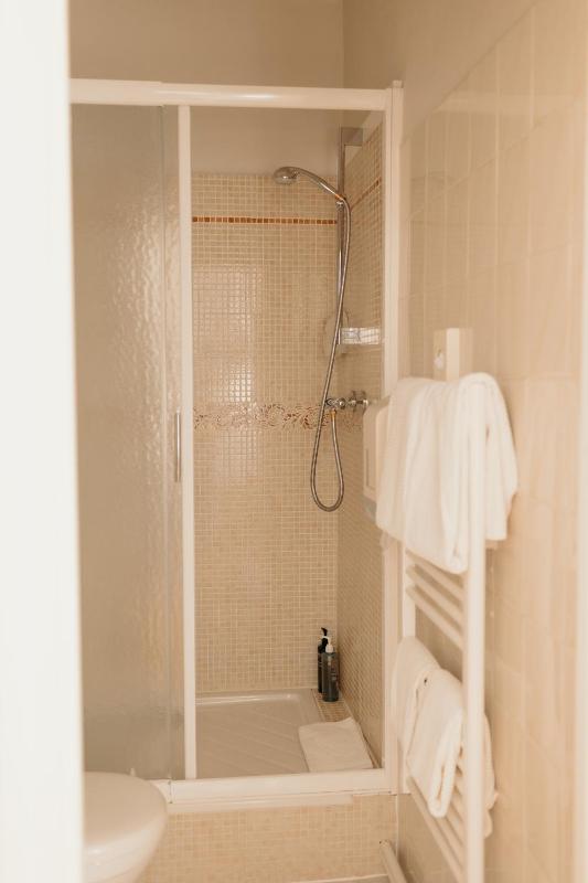 Twin Room with Street View image 3