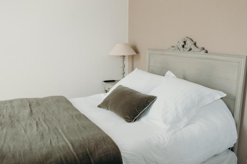 Triple Room with Street View image 1