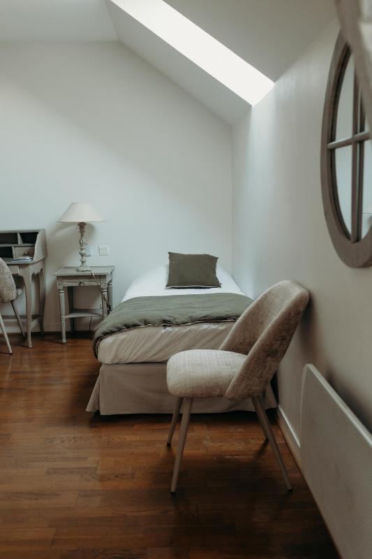 Triple Room with Street View image 2