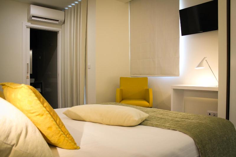 Deluxe Double Room with Balcony image 3