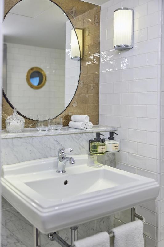 Generous Double Room image 1