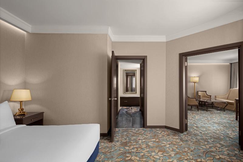 Executive Corner Suite with Lounge Access image 4
