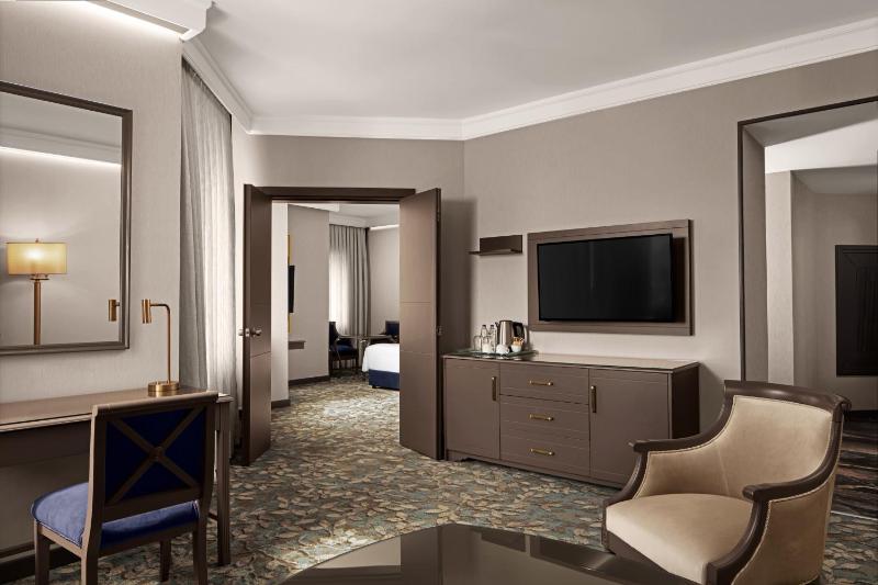 Executive Corner Suite with Lounge Access image 3
