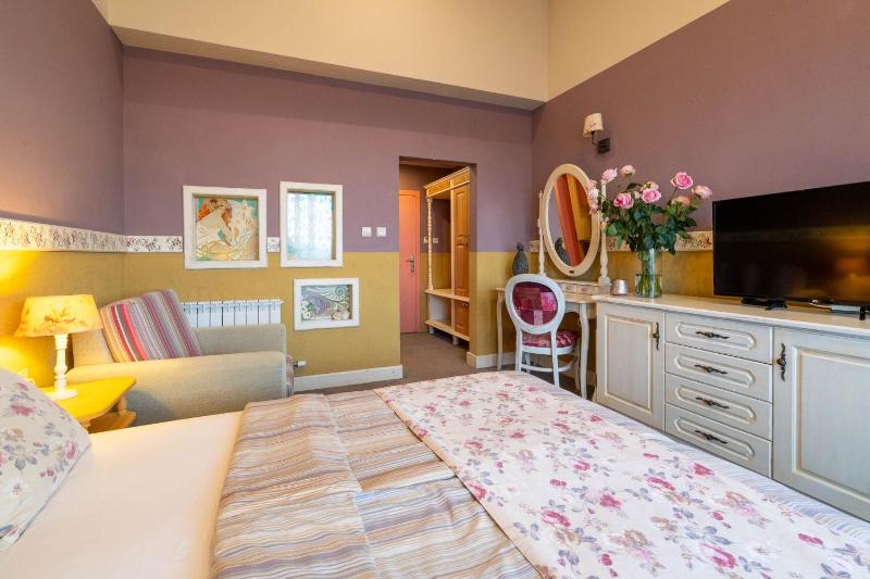 Double Room with Garden View image 4
