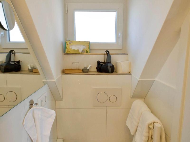Single Room with Shower image 1