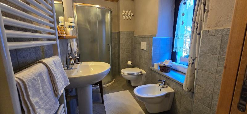 Standard Double Room image 3