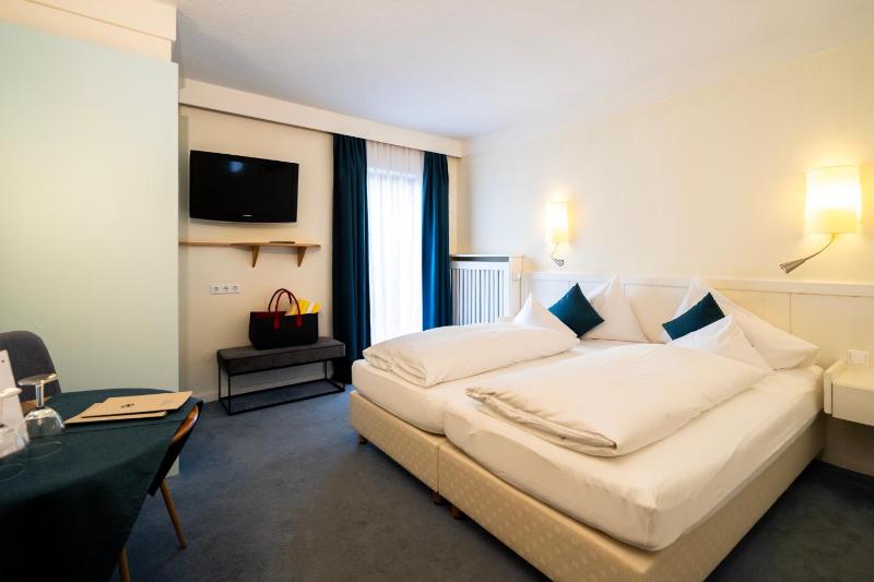 Economy Double Room image 4