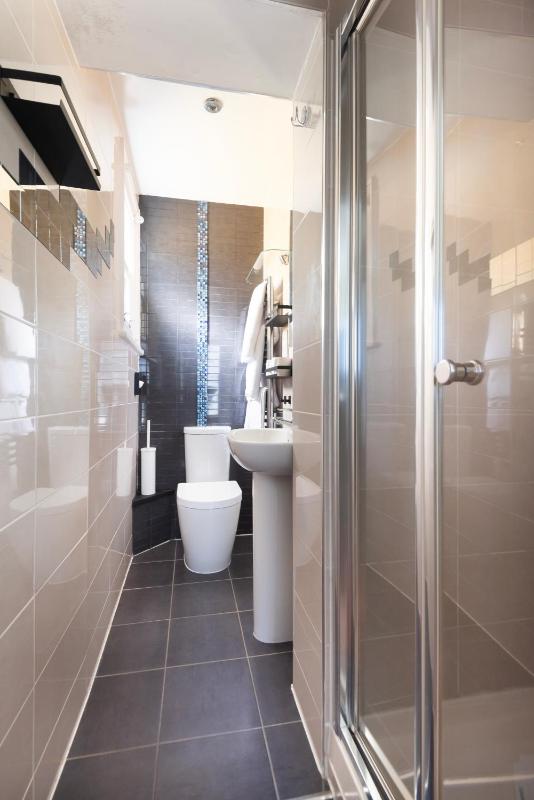 Standard Double Room image 3