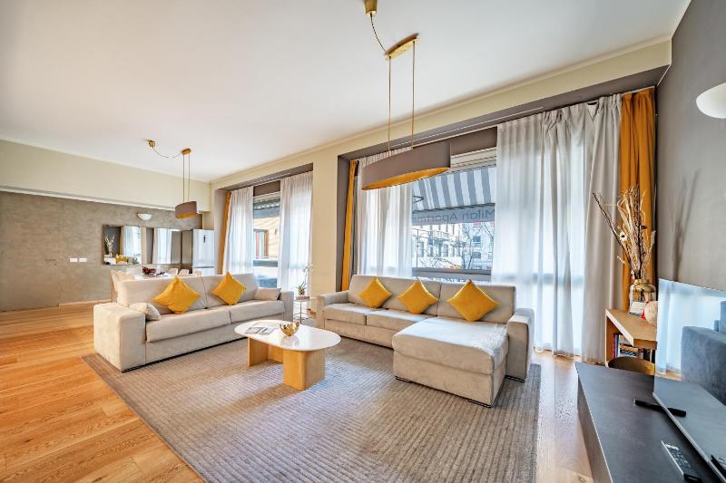 Deluxe Four-Bedroom Apartment - Via Asole 2 image 3