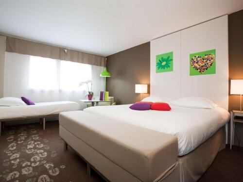 Standard Room with One Double Bed and One Single Bed image 1