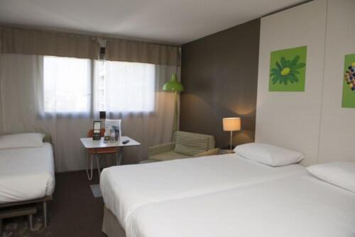 Standard Room With Three Single Beds image 1