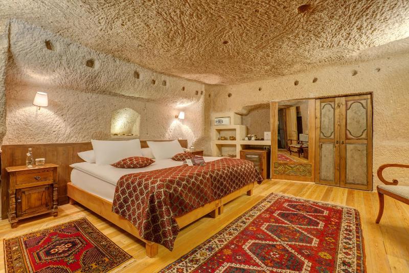 Deluxe Cave Room image 1