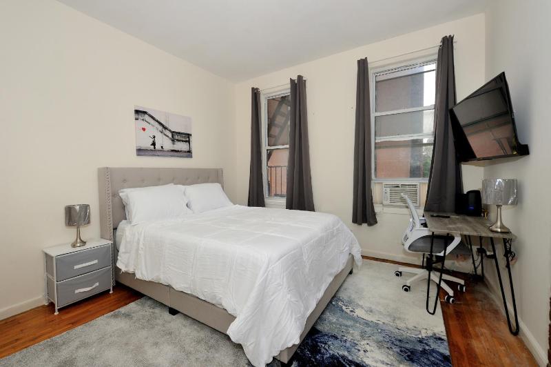 Cozy Studio Steps to Central Park Upper E Side - image 3