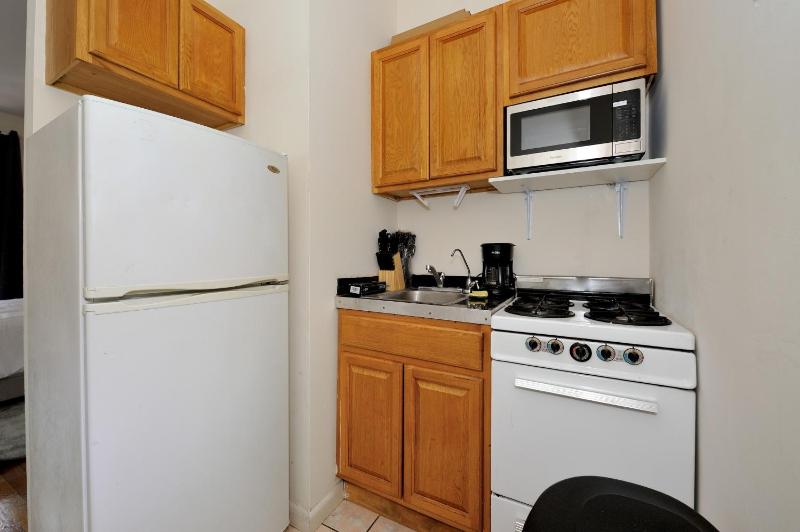 Cozy Studio Steps to Central Park Upper E Side - image 12