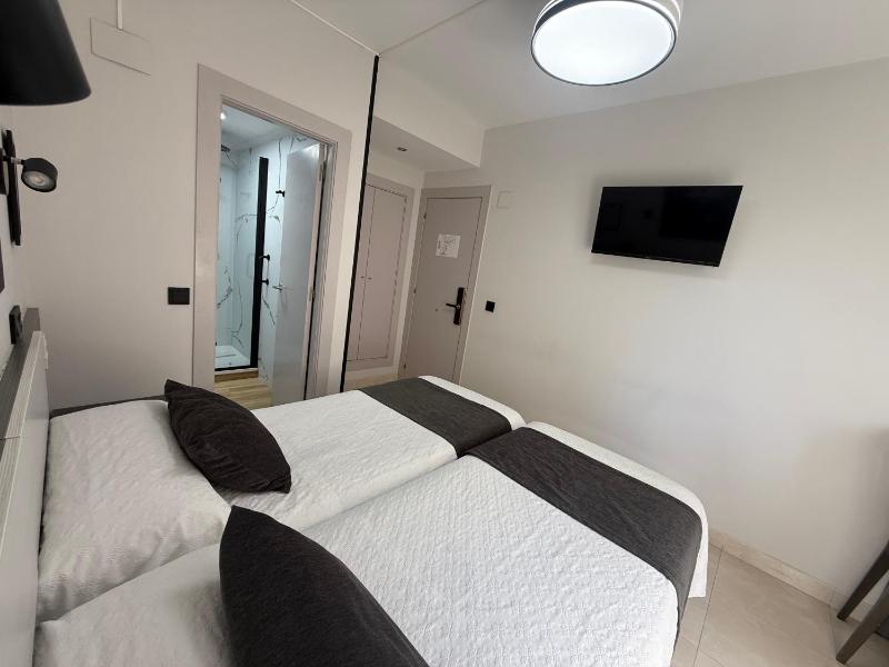Twin Room image 1