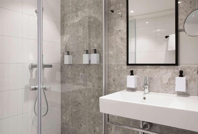 Master Suite image 3
