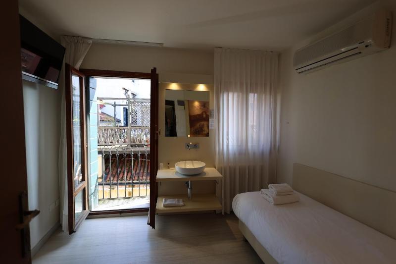 Single Room with Shared Bathroom image 3