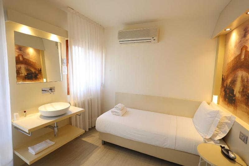 Single Room with Shared Bathroom image 2