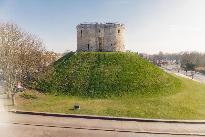 King guest room with Tower view image 4
