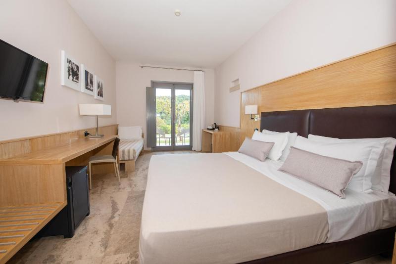Superior Triple Room image 1
