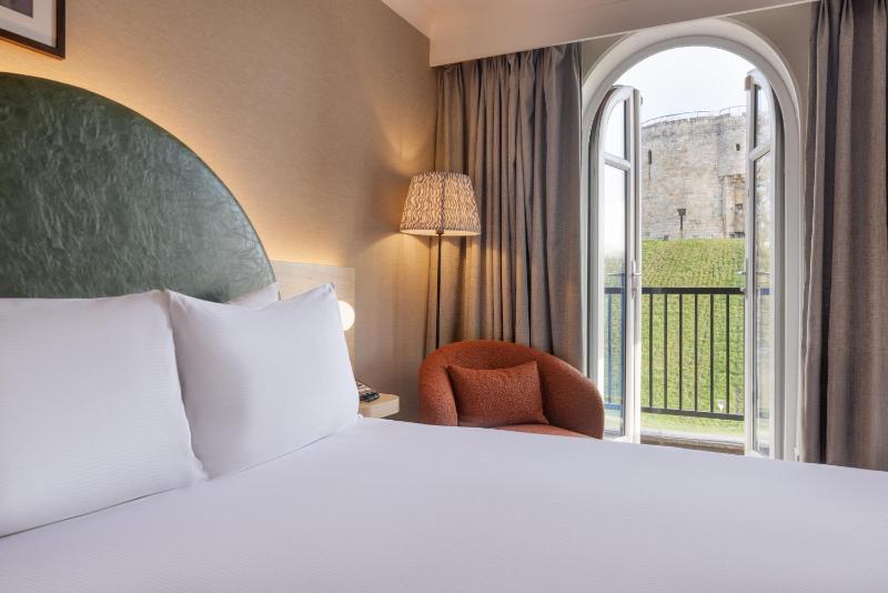 Double guest room with balcony and Tower view image 4