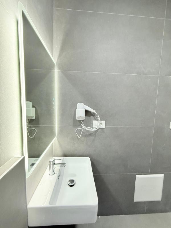 Standard Twin Room image 4