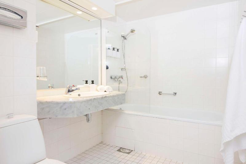 Superior Twin Room image 3