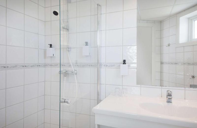 Standard Double Room image 3