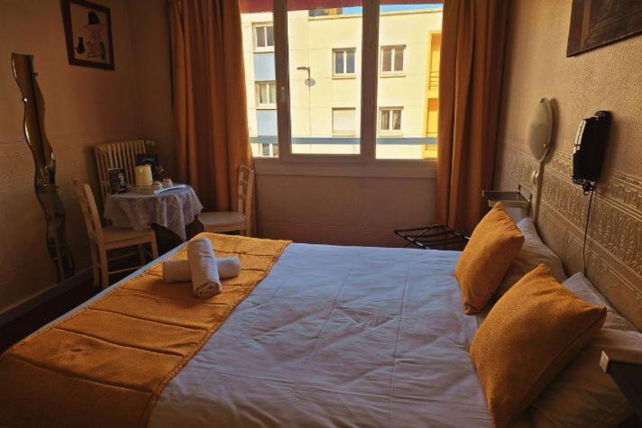 Double Room image 3
