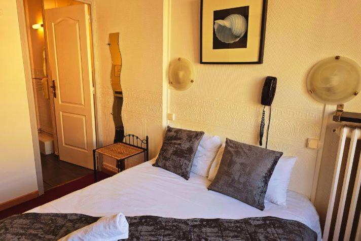 Small Double Room image 3