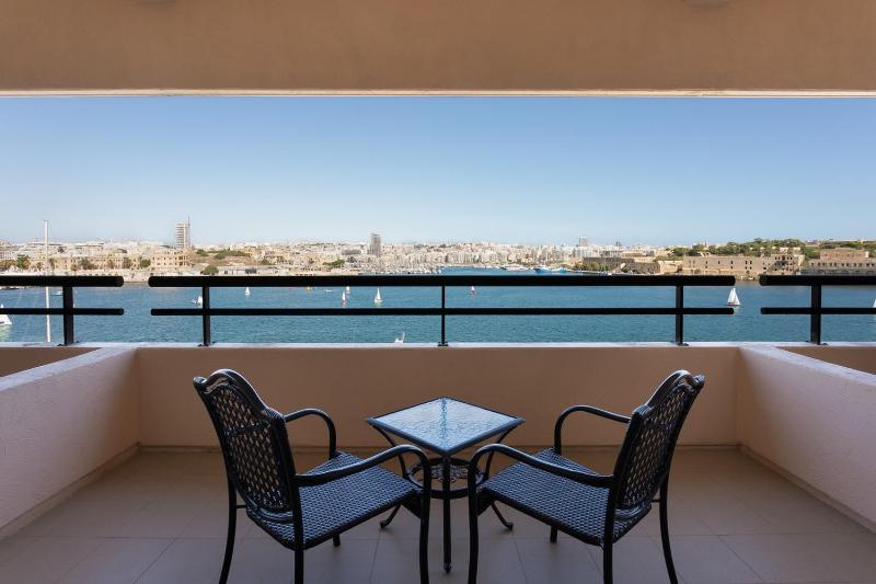Deluxe Double Room with Full Sea View image 3